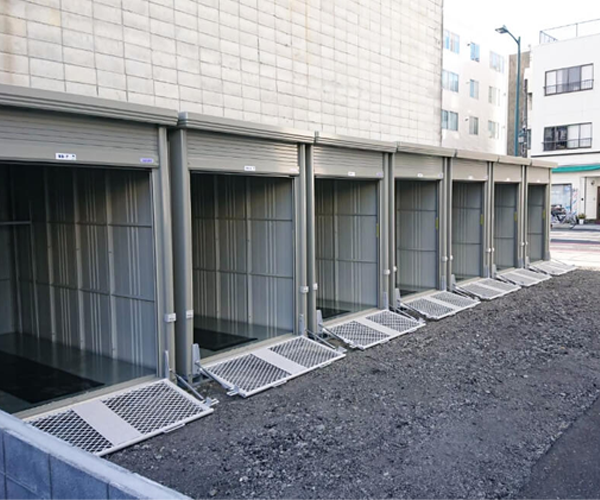 バイクガレージのシャッター群